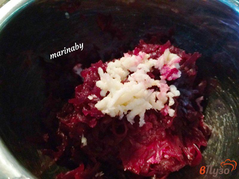 Фото приготовление рецепта: Салат из свеклы с чесноком шаг №3