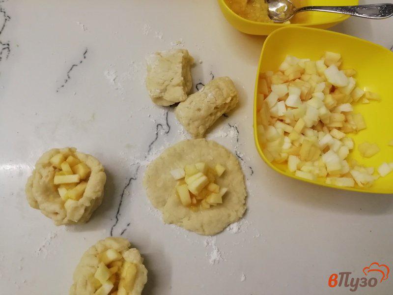 Фото приготовление рецепта: Пирог с айвой и яблоком шаг №3