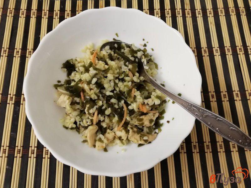 Фото приготовление рецепта: Булгур с морской капустой и куриным филе шаг №3