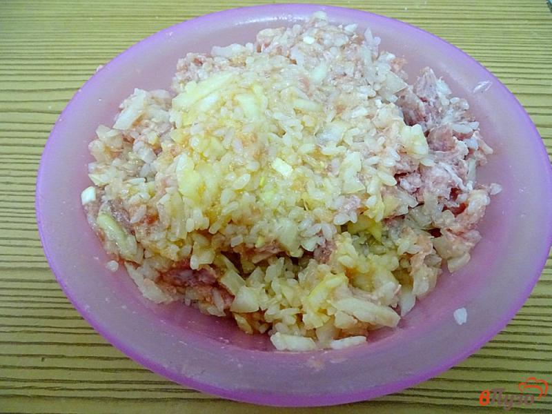 Фото приготовление рецепта: Тефтели в сметанно-томатном соусе шаг №4
