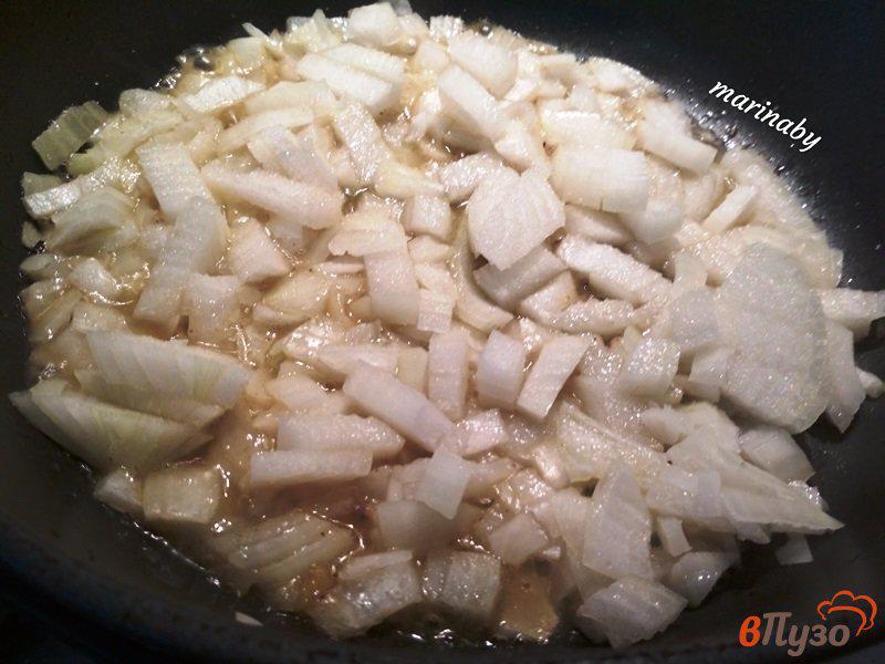 Фото приготовление рецепта: Заливной пирог с квашеной капустой и грибами шаг №2
