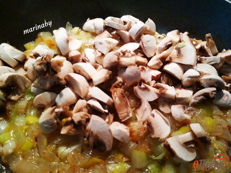 Фото приготовление рецепта: Заливной пирог с квашеной капустой и грибами шаг №3