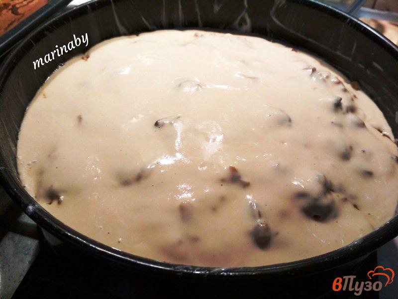 Фото приготовление рецепта: Заливной пирог с квашеной капустой и грибами шаг №12