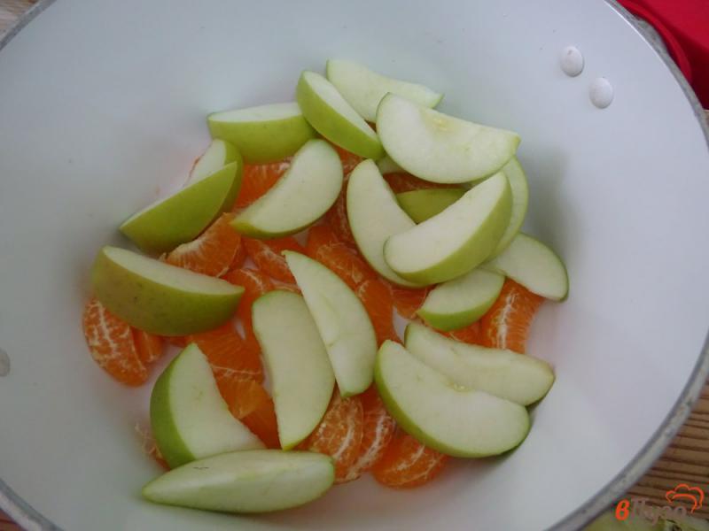 Фото приготовление рецепта: Компот из яблок и мандаринов шаг №3