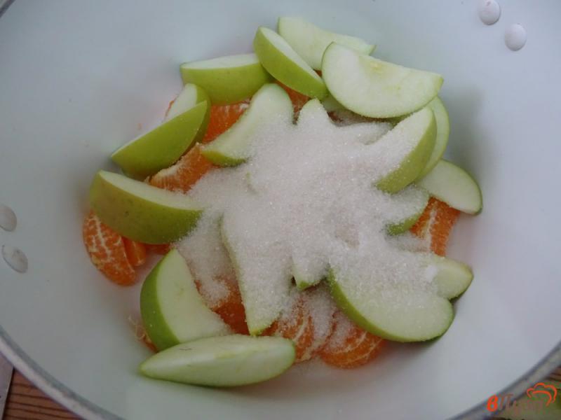 Фото приготовление рецепта: Компот из яблок и мандаринов шаг №4