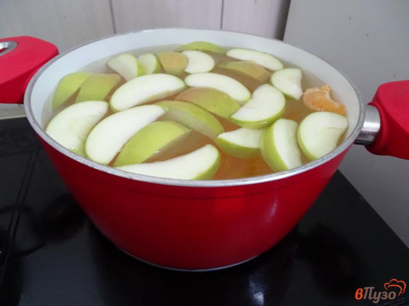 Фото приготовление рецепта: Компот из яблок и мандаринов шаг №5