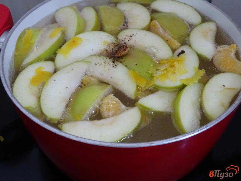 Фото приготовление рецепта: Компот из яблок и мандаринов шаг №7