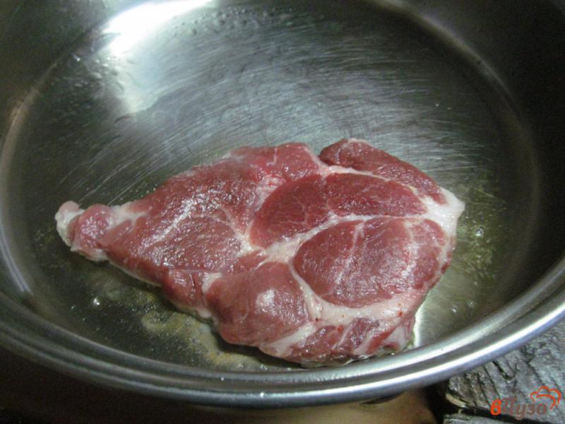 Фото приготовление рецепта: Свинина с луковыми оладьями шаг №3