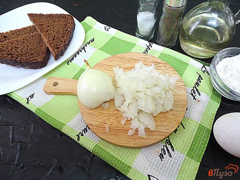 Фото приготовление рецепта: Бутерброды с луком и яйцом шаг №2