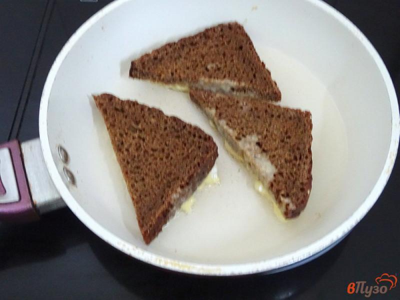 Фото приготовление рецепта: Бутерброды с луком и яйцом шаг №6