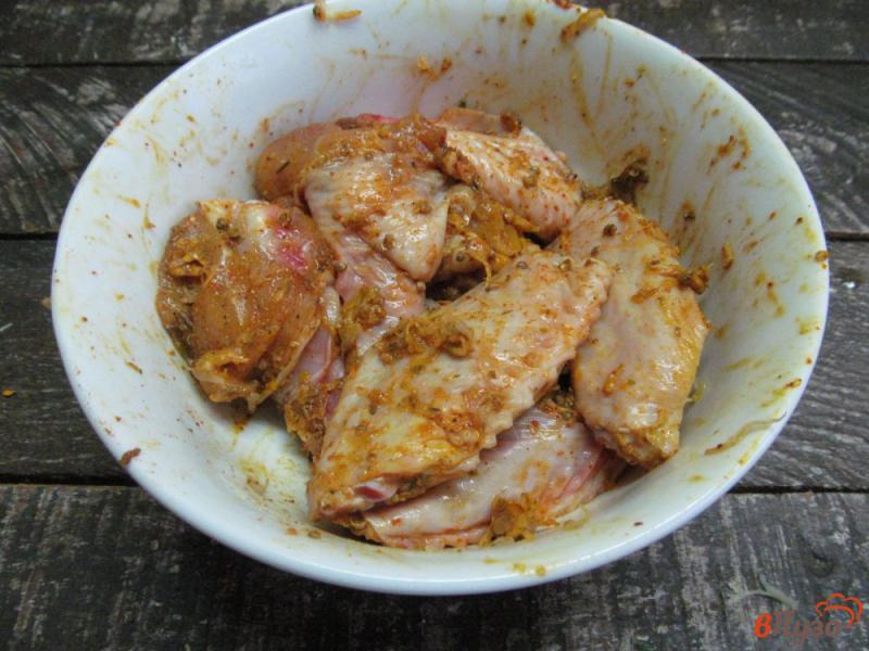 Фото приготовление рецепта: Куриные крылья в панировке шаг №4