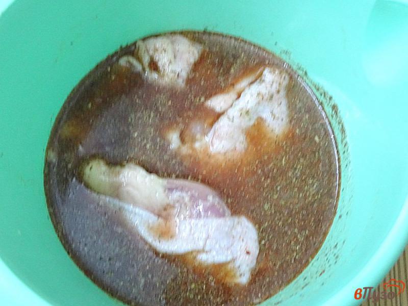Фото приготовление рецепта: Куриные бёдра в пивном маринаде шаг №6