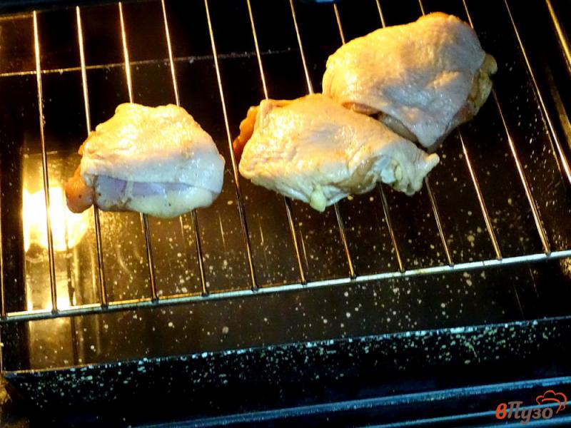 Фото приготовление рецепта: Куриные бёдра в пивном маринаде шаг №9