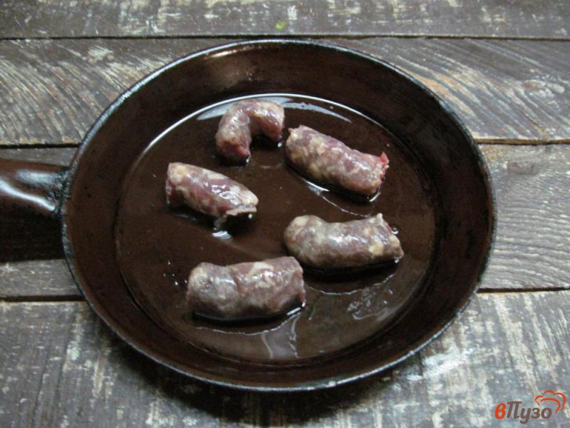 Фото приготовление рецепта: Йоркширский пудинг с колбасой и овощами шаг №1