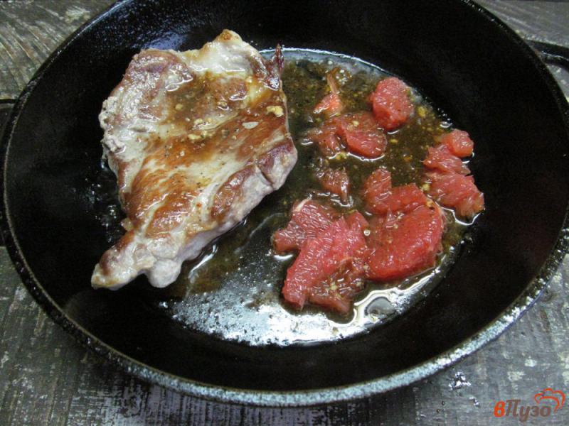 Фото приготовление рецепта: Свинина под соусом из грейпфрута шаг №4