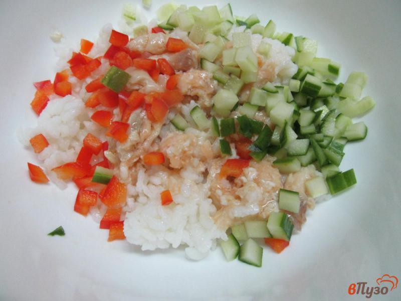 Фото приготовление рецепта: Салат из риса с консервированным лососем шаг №2