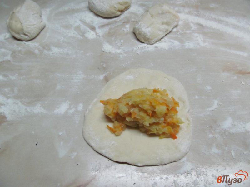 Фото приготовление рецепта: Постные жареные пирожки на дрожжевом тесте шаг №7