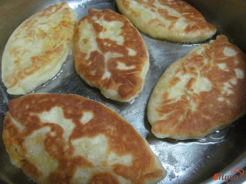 Фото приготовление рецепта: Постные жареные пирожки на дрожжевом тесте шаг №10