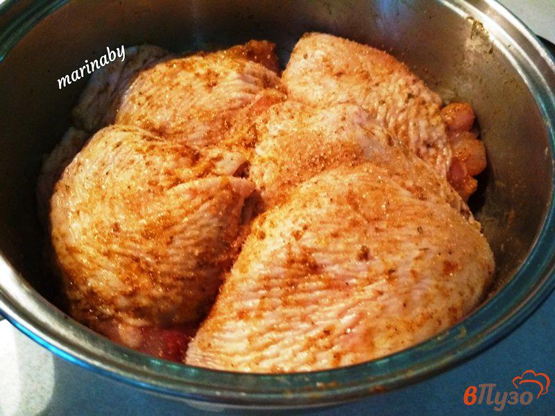 Фото приготовление рецепта: Запеченные куриные бёдрышки с картофелем в пакете шаг №3
