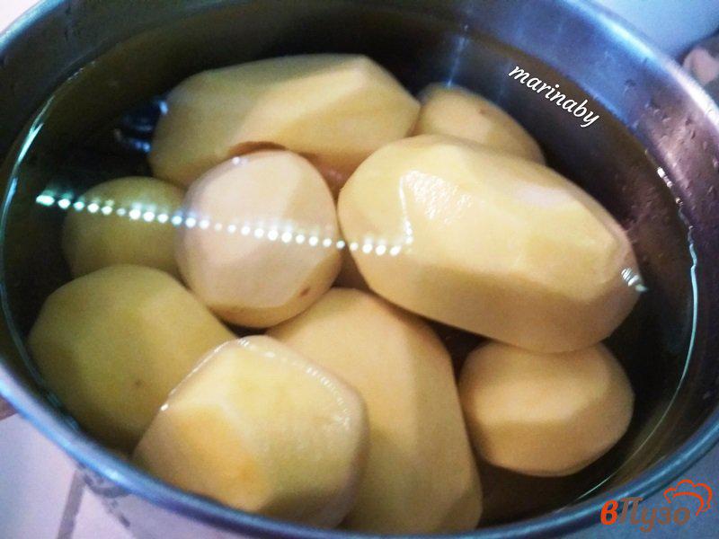 Фото приготовление рецепта: Запеченные куриные бёдрышки с картофелем в пакете шаг №4