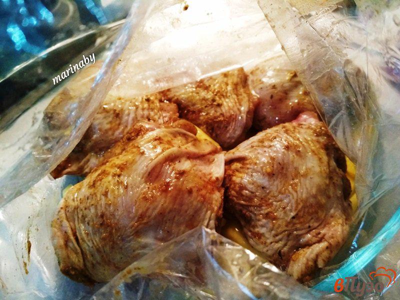 Фото приготовление рецепта: Запеченные куриные бёдрышки с картофелем в пакете шаг №6