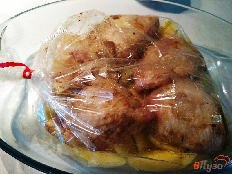 Фото приготовление рецепта: Запеченные куриные бёдрышки с картофелем в пакете шаг №7