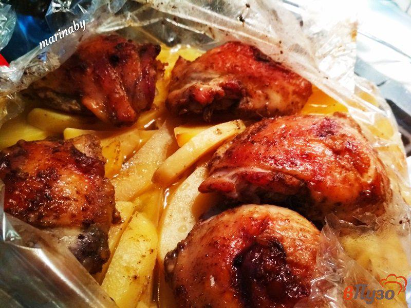 Фото приготовление рецепта: Запеченные куриные бёдрышки с картофелем в пакете шаг №8