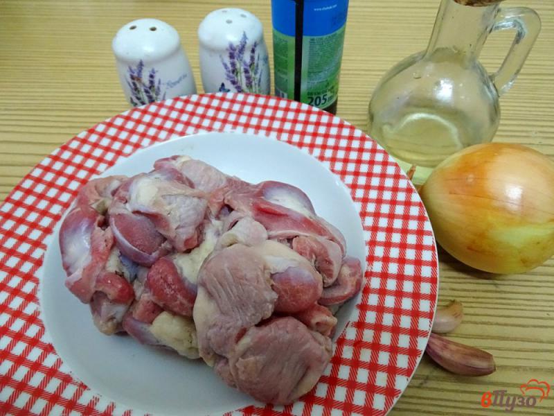 Фото приготовление рецепта: Куриные желудки тушеные с добавлением соевого соуса шаг №1