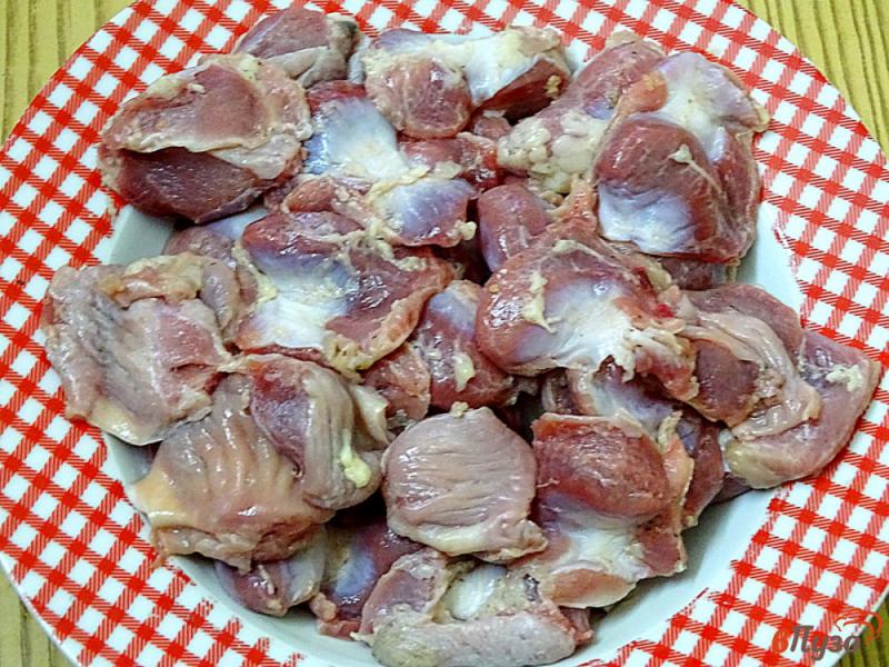 Фото приготовление рецепта: Куриные желудки тушеные с добавлением соевого соуса шаг №2