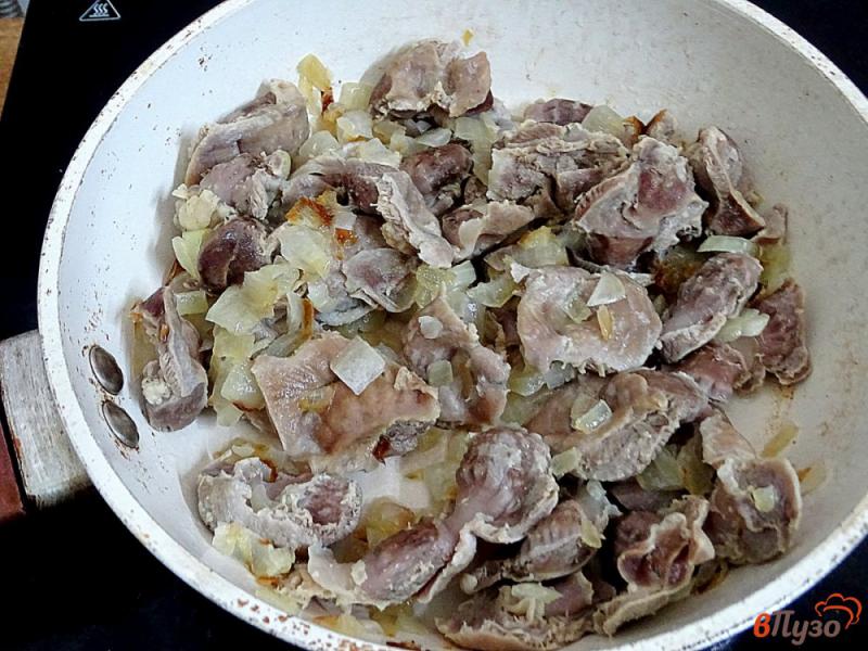 Фото приготовление рецепта: Куриные желудки тушеные с добавлением соевого соуса шаг №4