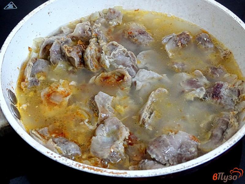 Фото приготовление рецепта: Куриные желудки тушеные с добавлением соевого соуса шаг №6
