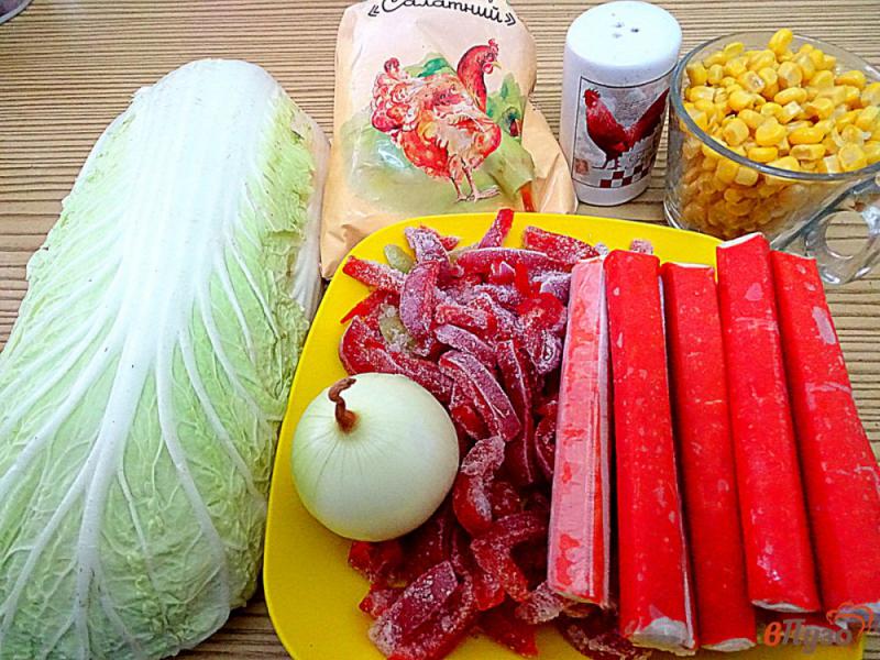 Фото приготовление рецепта: Салат из крабовых палочек с пекинской капустой и кукурузой шаг №1
