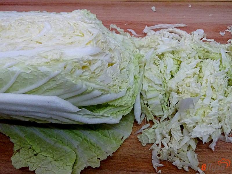 Фото приготовление рецепта: Салат из крабовых палочек с пекинской капустой и кукурузой шаг №2