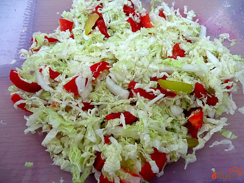 Фото приготовление рецепта: Салат из крабовых палочек с пекинской капустой и кукурузой шаг №3