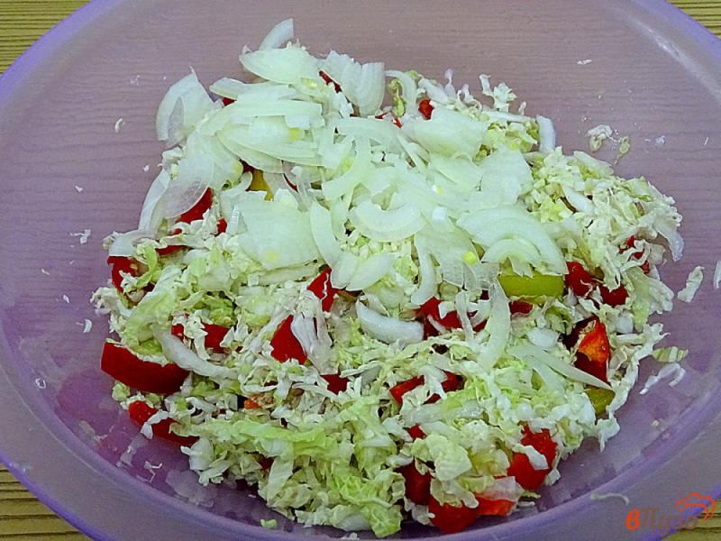 Фото приготовление рецепта: Салат из крабовых палочек с пекинской капустой и кукурузой шаг №4