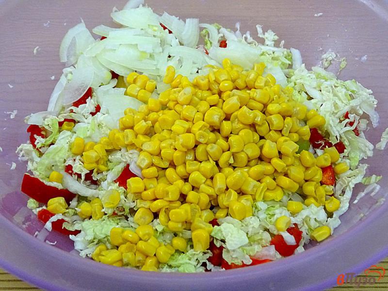 Фото приготовление рецепта: Салат из крабовых палочек с пекинской капустой и кукурузой шаг №5