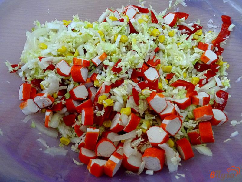 Фото приготовление рецепта: Салат из крабовых палочек с пекинской капустой и кукурузой шаг №7