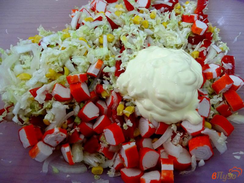 Фото приготовление рецепта: Салат из крабовых палочек с пекинской капустой и кукурузой шаг №8