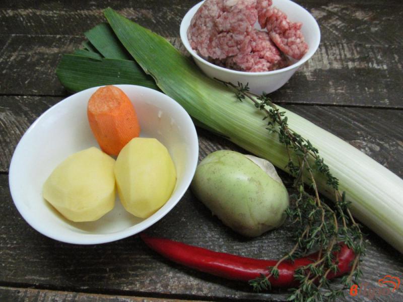 Фото приготовление рецепта: Мясные колбаски на овощах шаг №1