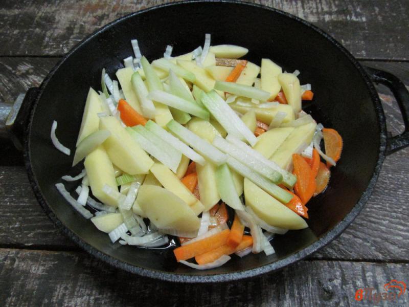 Фото приготовление рецепта: Мясные колбаски на овощах шаг №4