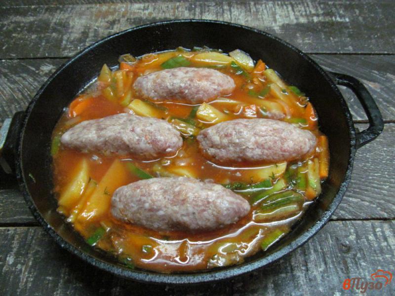 Фото приготовление рецепта: Мясные колбаски на овощах шаг №8