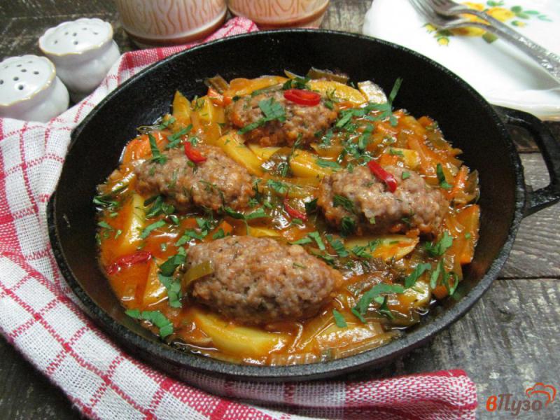 Фото приготовление рецепта: Мясные колбаски на овощах шаг №9