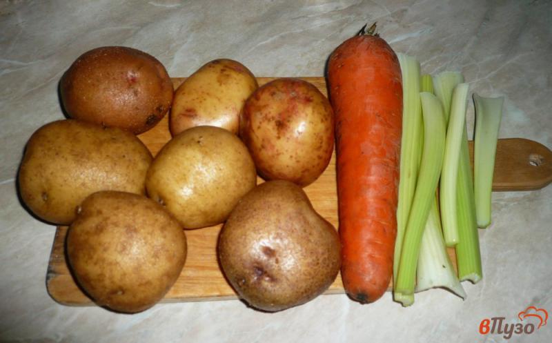 Фото приготовление рецепта: Картофель с морковью и сельдереем запеченные в рукаве шаг №1