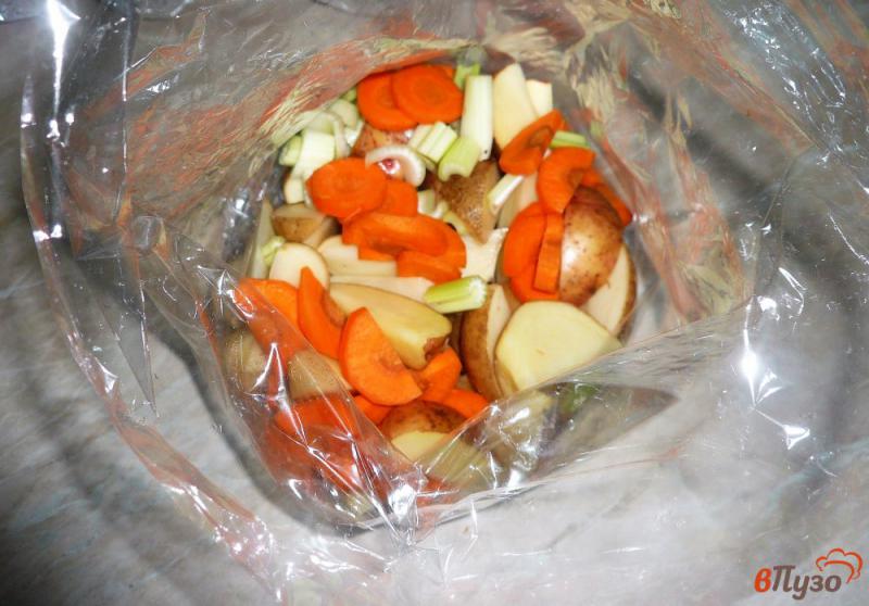 Фото приготовление рецепта: Картофель с морковью и сельдереем запеченные в рукаве шаг №5
