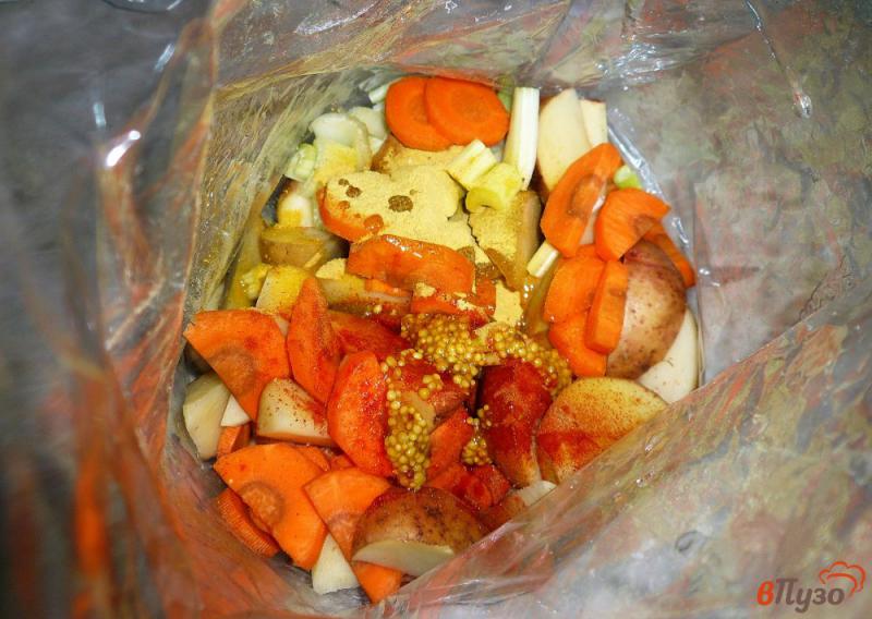Фото приготовление рецепта: Картофель с морковью и сельдереем запеченные в рукаве шаг №7