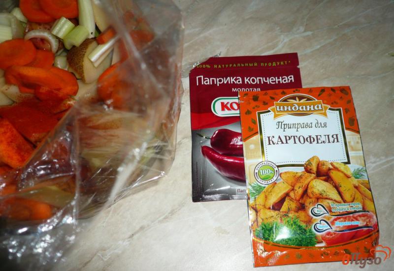 Фото приготовление рецепта: Картофель с морковью и сельдереем запеченные в рукаве шаг №6