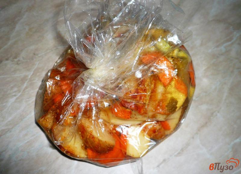 Фото приготовление рецепта: Картофель с морковью и сельдереем запеченные в рукаве шаг №8