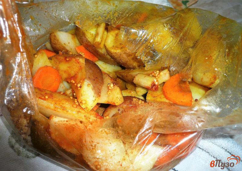 Фото приготовление рецепта: Картофель с морковью и сельдереем запеченные в рукаве шаг №9