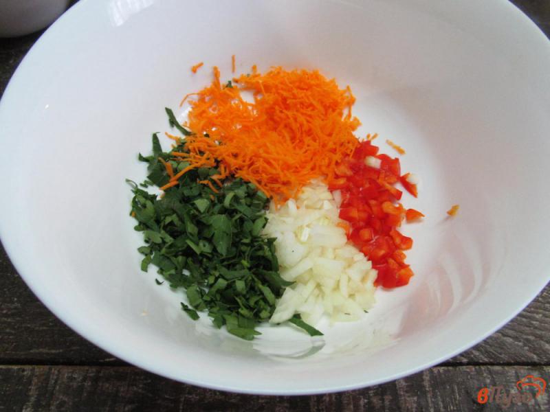 Фото приготовление рецепта: Мясные котлеты с перцем и морковью под сыром шаг №2