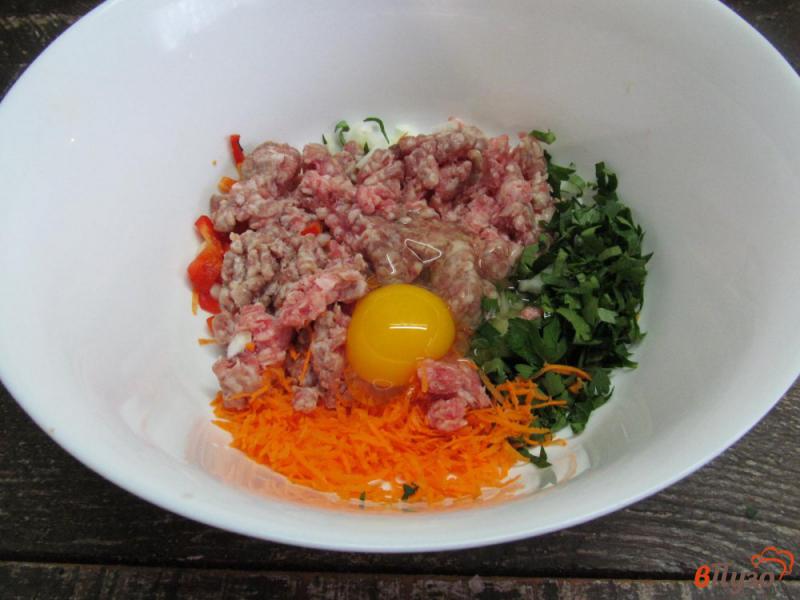 Фото приготовление рецепта: Мясные котлеты с перцем и морковью под сыром шаг №3